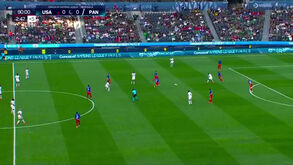 Panamá marca aos EUA e jogadores celebram com Thierry Henry... que fazia os comentários 