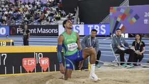 Brasileiro Almir dos Santos perde bronze nos Mundiais por usar sapatilhas ilegais