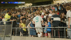 Bizarro: Chris Wood vê cartão amarelo por saltar para a bancada para dar autógrafos