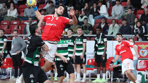 O Benfica venceu o Sporting, por 38-34, no último dérbi