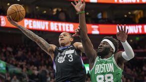 Neemias Queta, na foto com Keyonte George dos Utah Jazz