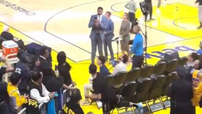 Curry acerta cesto incrível de costa a costa e há quem diga que é obra... da IA