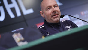 Brian Riemer em conferência de imprensa