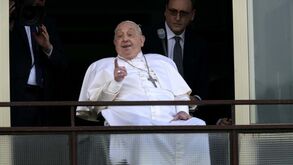 Papa Francisco aparece à janela do hospital antes de receber alta: «Aquela senhora de flores amarelas...»