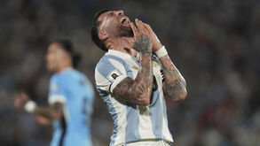 Otamendi jogou os 90' no Uruguai e deve ser titular com o Brasil