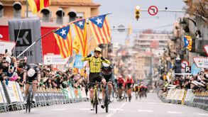 Matthew Brennan vence 1.ª etapa da Volta à Catalunha
