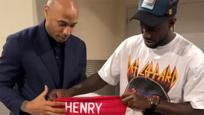 Prometeu e cumpriu: Henry ofereceu camisola do Arsenal a jogador do Panamá