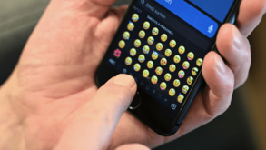 Sabe o que dizem os emojis utilizados pelos jovens e o que deve fazer se os encontrar?