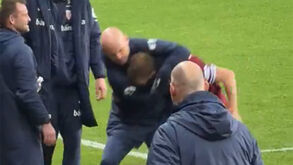 Odegaard brilhou pela Noruega, foi substituído e 'levou' golpe de MMA... do selecionador