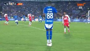 Avançado colombiano coloca os dois pés em cima da bola, leva amarelo e... causa o caos