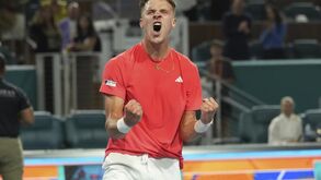 
Jakub Mensik defronta Djokovic na final de Miami