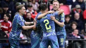 Davy Klaassen, do Ajax, celebra o golo com os companheiros de equipa