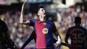 Lewandowski, com um bis, foi a figura da partida