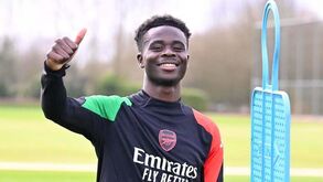 Bukayo Saka regressa aos convocados do Arsenal após três meses de paragem