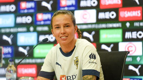 Tatiana Pinto na sala de imprensa da Cidade do Futebol