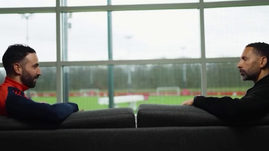 Treinador português do Manchester United em conversa com Rio Ferdinand