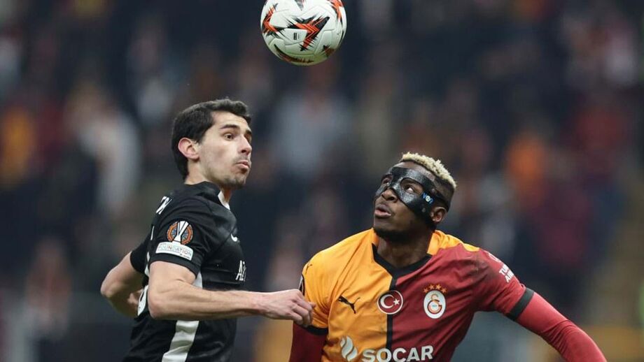 Alexandre Penetra contra Osimhen num encontro recente da Liga Europa