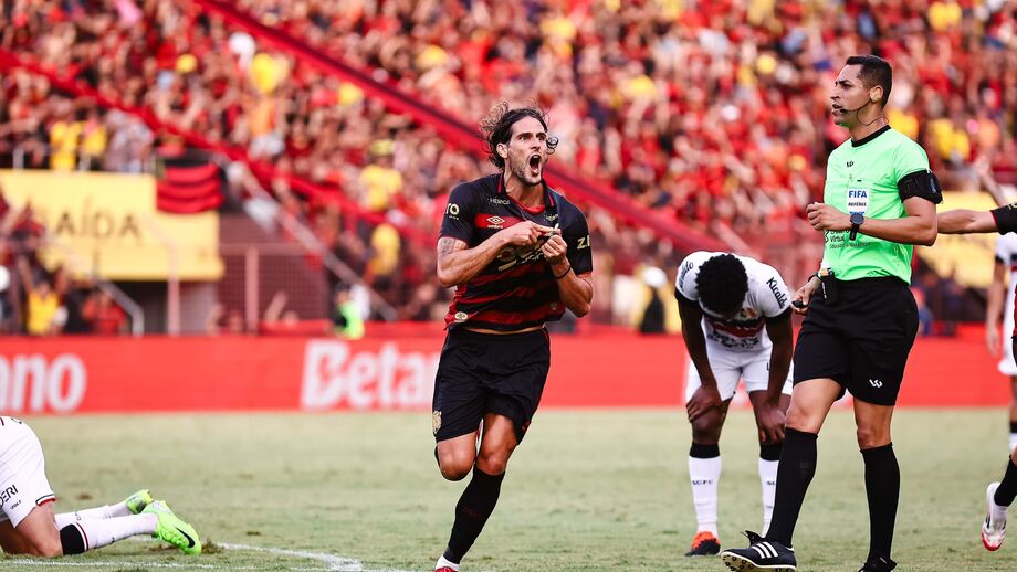 Gonçalo Paciência com a camisola do Sport Recife