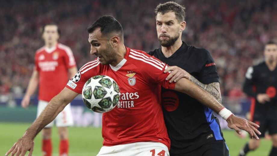 Pavlidis e Inigo Martinez no jogo da 1.ª mão, no Estádio da Luz