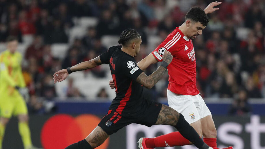 Tomás Araújo num duelo com Raphinha no Benfica-Barcelona