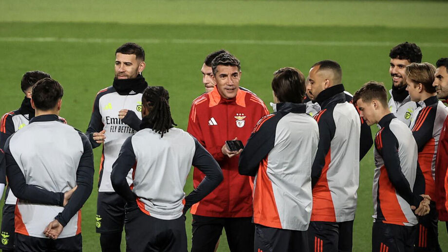Durante o treino de adaptação das águias antes do jogo com o Barcelona