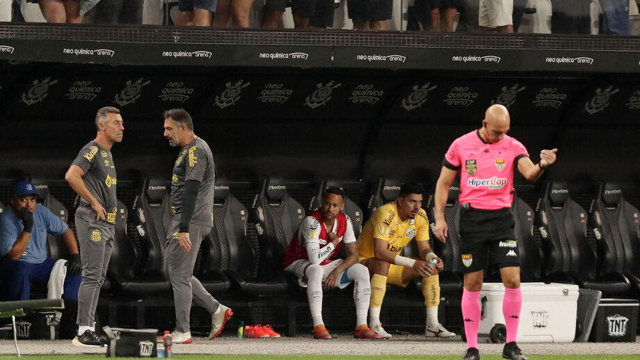 Neymar no banco de suplentes na eliminação do Santos frente ao Corinthians