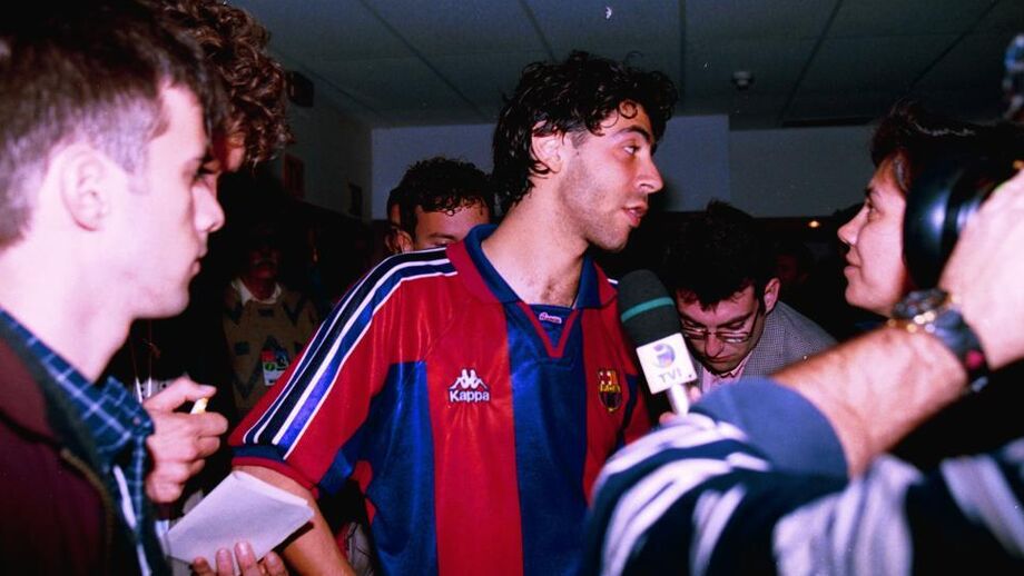 Rui Costa fotografado, em 1997, com a camisola do Barcelona