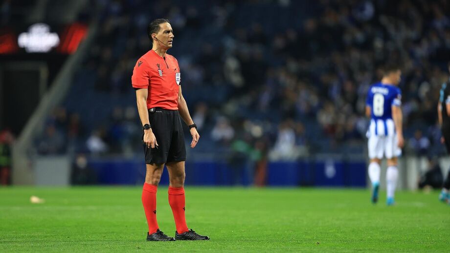 O árbitro Serdar Gözübüyük no FC Porto-Lazio da Liga Europa em 2021/22