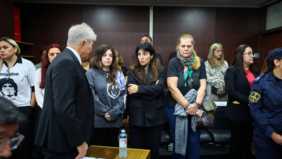 Dalma Maradona, filha de Diego Maradona, assiste ao processo judicial em Buenos Aires