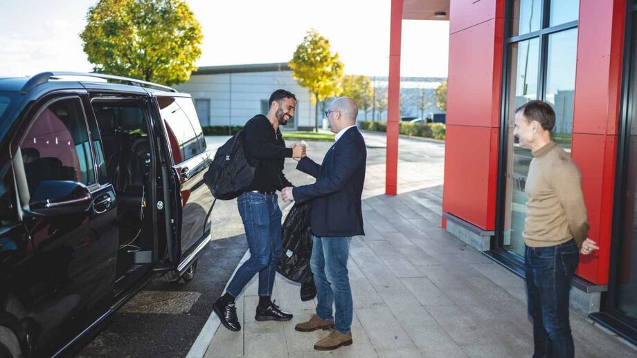 Amorim com Berrada no centro de treinos do United