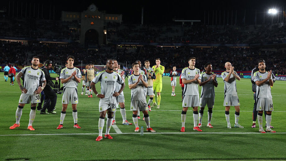 Jogadores do Benfica aplaudem adeptos no final do jogo com o Barcelona