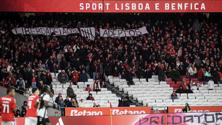 A faixa exibida no jogo com o Nacional