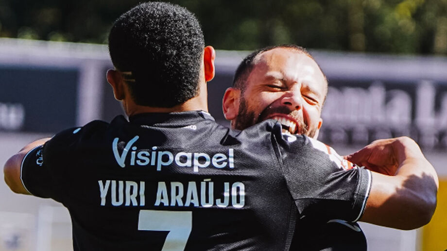 Festa do Académico Viseu após golo marcado por Yuri Araújo 