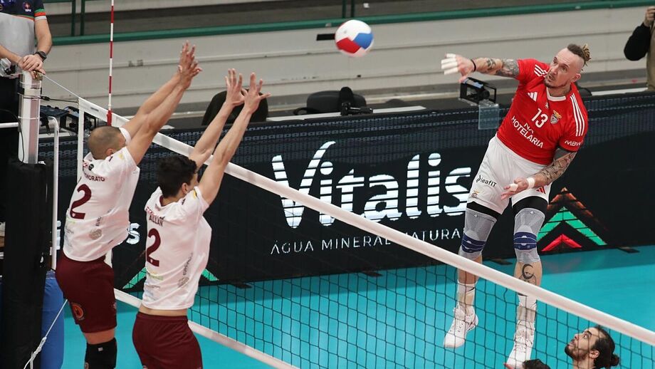 Felipe Banderó remata