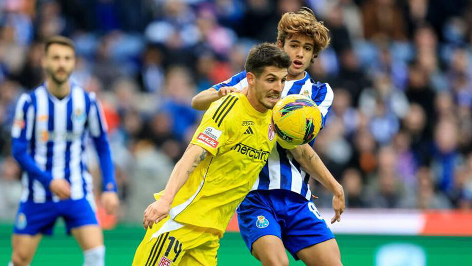 Lucas Piazon a disputar o lance com Rodrigo Mora