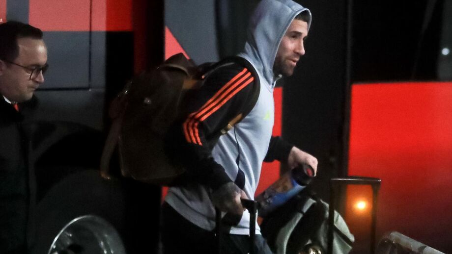 Otamendi junto ao autocarro do Benfica