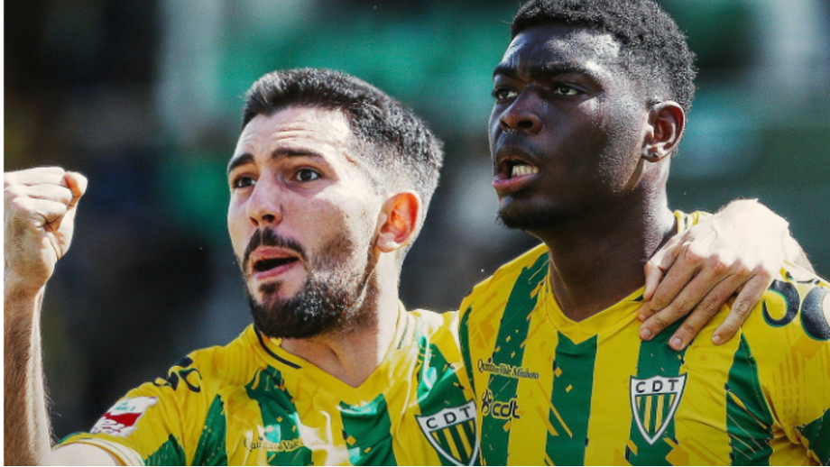 Jogadores do Tondela no jogo com o Benfica B