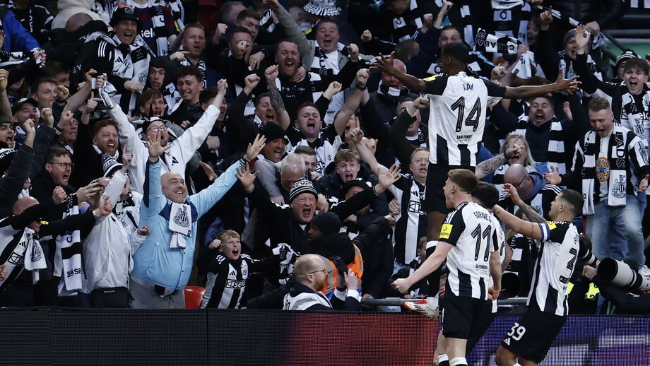 Newcastle festeja triunfo frente ao Liverpool