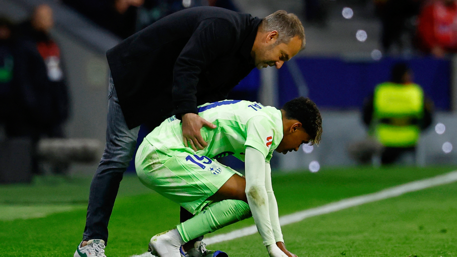 Hansi Flick com Lamine Yamal durante o Atlético-Barcelona