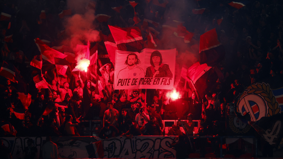 Uma das tarjas exibidas pelos ultras do PSG durante o jogo com o Marselha, dirigida a Rabiot
