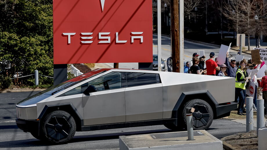 Protestos contra a Tesla intensificam-se