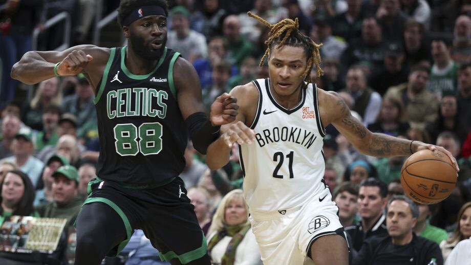 Neemias Queta em ação na receção dos Boston Celtics aos Brooklyn Net