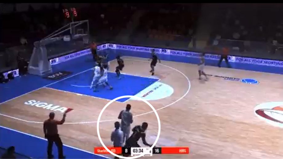 O momento da agressão de treinador a jogador em jogo da Taça de Malta de Basquetebol