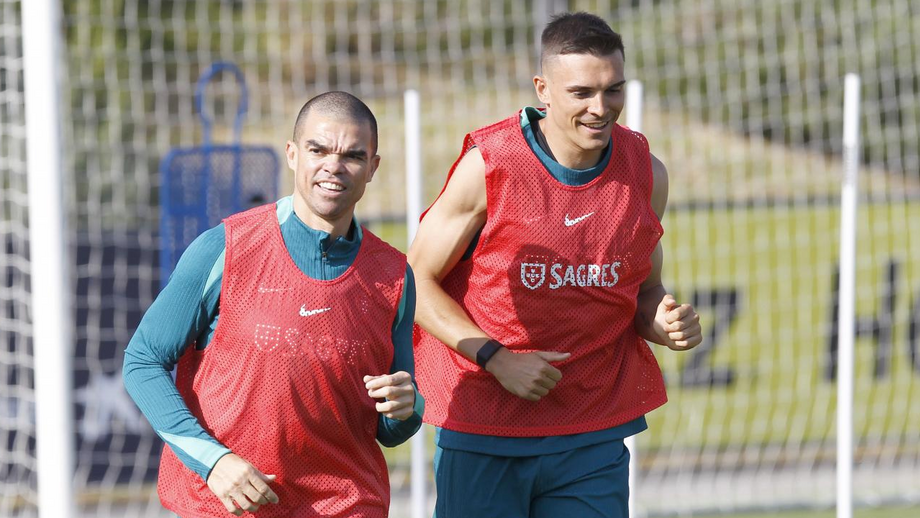 Pepe e João Palhinha durante um treino da Seleção Nacional