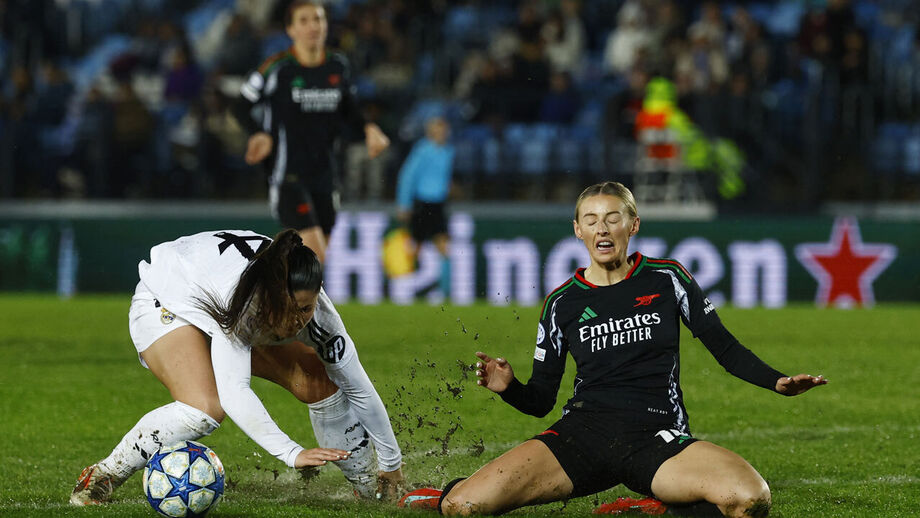 Maria Mendez (Real Madrid) e Chloe Kelly (Arsenal) durante o jogo no Alfredo Di Stéfano 