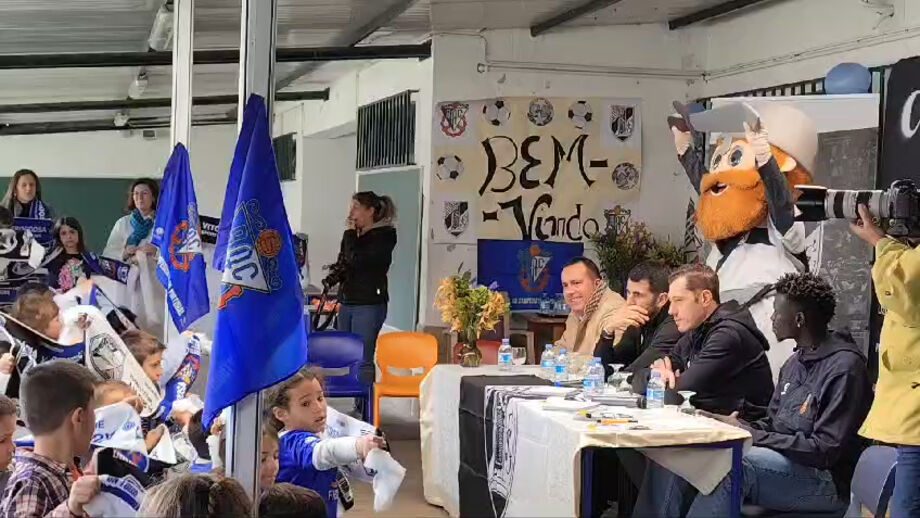 Avançado e vice-presidente Nuno Leite estiveram a conviver com os alunos