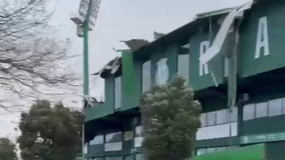 Vários painéis da cobertura ao recinto de Vila do Conde voaram e ficaram espalhados pelo chão