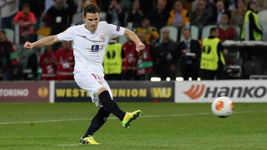 Kevin Gameiro bate o penálti frente ao Benfica nessa final