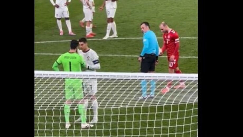 O momento em que Ronaldo dá indicações a Diogo Costa