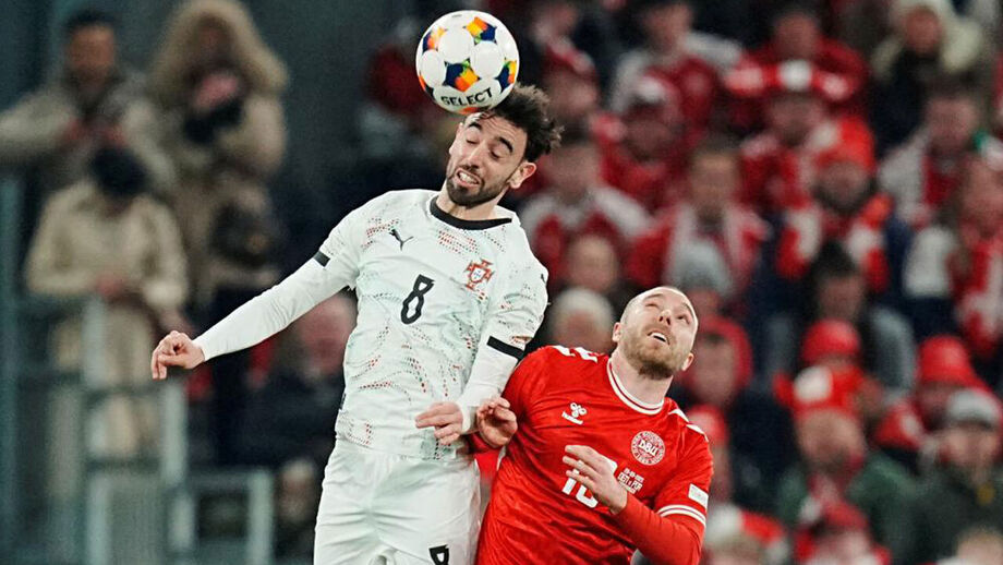 Bruno Fernandes numa disputa de bola com Eriksen 